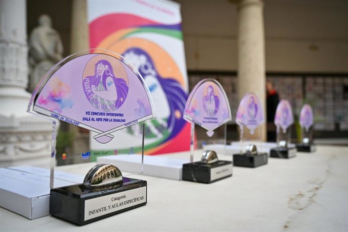 Trofeos de la VII edición del concurso intercentros 'Dale al Arte por la Igualdad', celebrado en Almería con motivo del 8M.