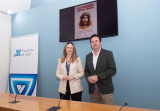 La responsable de Cultura de la Diputación de Cádiz, Vanesa Beltrán, y el delegado de Cultura del Ayuntamiento de Arcos, Andrés Camarena, presentan una nueva edición de 'La Pasión según Arcos'.