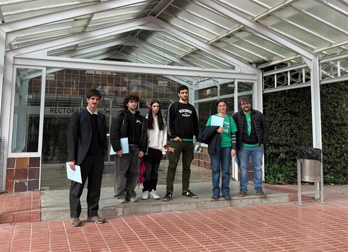 Representantes de la coordinadora de las plataformas de las seis universidades públicas de la Comunidad de Madrid antes de reunirse con los rectores.