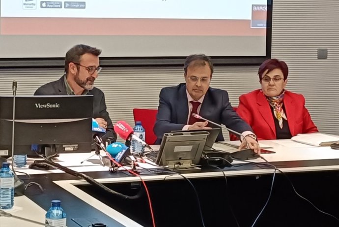 El consejero (centro de la imagen), en la presentación de las conclusiones del Comité de Investigación y Trazabilidad de Vacunas