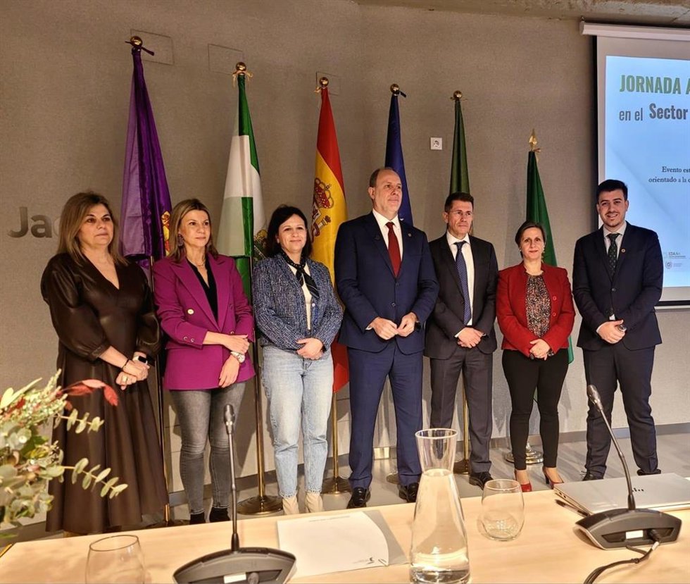 Autoridades y responsables de la jornada durante la inauguración.