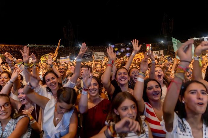 Archivo - Jóvenes durante un concierto de Hakuna Group.