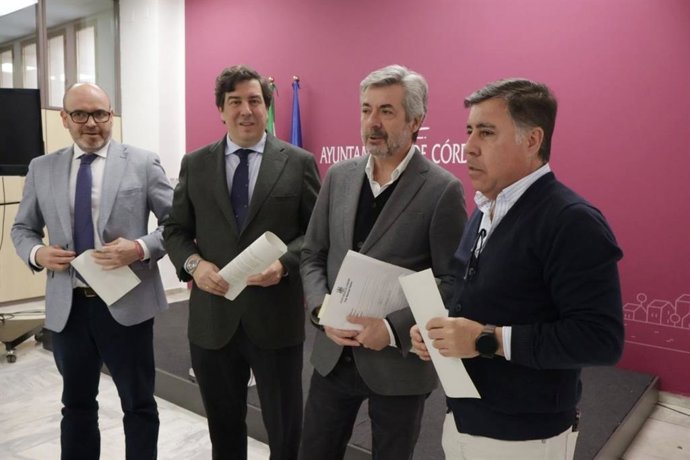 El portavoz del gobierno del Ayuntamiento de Córdoba, Miguel Ángel Torrico, junto a los delegados de Contratación, Accesibilidad e Infraestructuras, Jesús Coca, Bernardo Jordano y Miguel Ruiz Madruga, respectivamente.