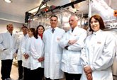 Foto: Pedro Sánchez visita en GSK el primer laboratorio de máxima bioseguridad en España