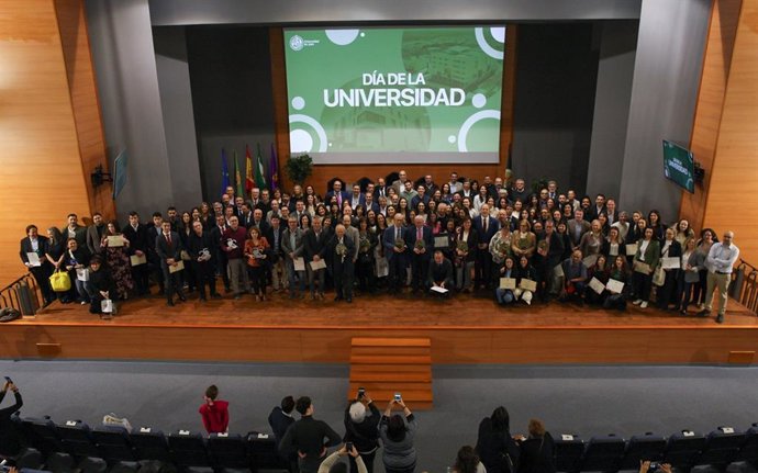Foto de familia en el acto institucional del Día de la Universidad de Jaén.