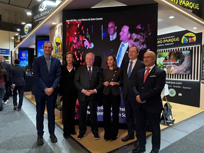 El presidente de Loro Parque, Wolfgang Kiessling, y la consejera de Turismo del Gobierno de Canarias, Jessica de León, en la ITB de Berlín