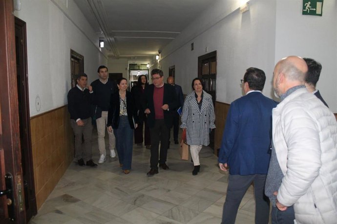 La secretaria general de Familias, Igualdad, Violencia de Género y Diversidad, Concha Cardesa, y el delegado territorial de Desarrollo Educativo y Formación Profesional de la Junta en Cádiz, José Ángel Aparicio, en el IES Padre Luis Coloma de Jerez.