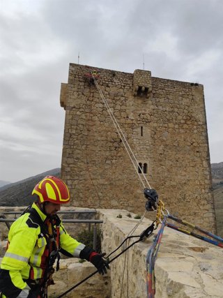 Bomberos de Jaén participan en el simulacro de un rescate en el Castillo de Santa Catalina.