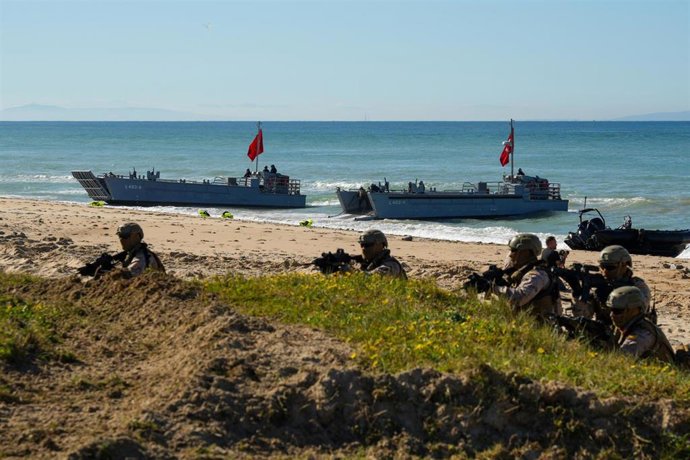 Archivo - Imagen del desarrollo de la exhibición militar organizada por la Armada Española y la OTAN en la Playa del Retín, a 28 de marzo de 2025 en Barbate, Cádiz (Andalucía, España).  ARCHIVO.