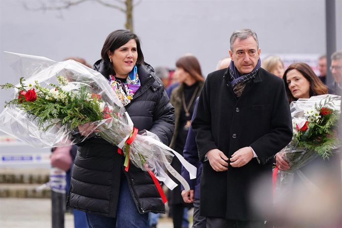El presidente del Euzkadi Buru Batzar, Aitor Esteban, durante la ofrenda floral por el 50 aniversario de los sucesos del 3 de marzo de 1976