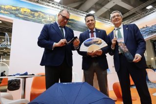 El alcalde de Torrox, Óscar Medina, ha trabajado conjuntamente con el consejero de Turismo de la Junta de Andalucía, Arturo Bernal, y con el presidente de Turismo Costa del Sol y de la Diputación de Málaga, Francisco Salado, en la promoción del destino