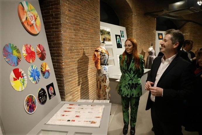 El consejero de Cultura de la Comunidad de Madrid, Mariano de Paco, junto a la diseñadora Ana Locking