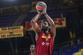 Archivo - Chimezie Metu, en un calentamiento con el FC Barcelona.