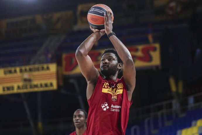 Archivo - Chimezie Metu, en un calentamiento con el FC Barcelona.