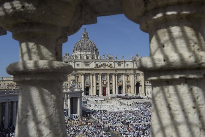 Archivo - Centenares de personas durante la canonización de Carlo Acutis, en la Plaza de San Pedro del Vaticano, a 7 de septiembre de 2025, en Roma (Italia). El Papa León XIV canoniza a Carlos Acutis, el conocido como ‘influencer’ de Dios y que se convier