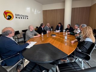 Reunión en la DPH con representantes de la Asociación de Vecinos de Núcleos Rurales "El Cajicar", de la Cooperativa Santa Orosia y de Grupo AN.