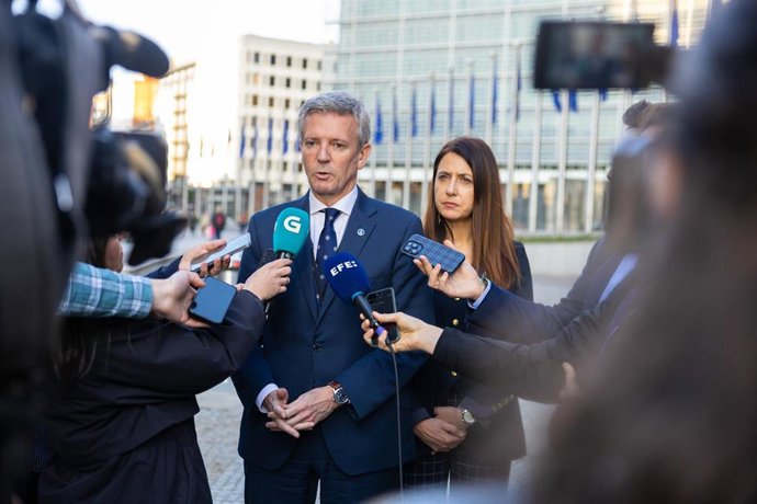 Rueda realiza declaraciones a los medios.