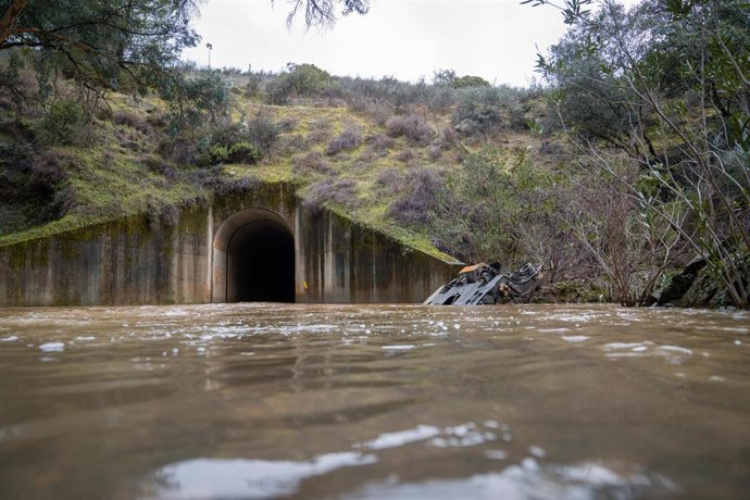 Archivo - El 'bogie' perteneciente a uno de los ejes del tren Iryo accidentado en Adamuz junto al Alvia, estancado en un arroyo cercano al lugar del suceso, a 24 de enero de 2026 en Adamuz (Córdoba, Andalucía, España).