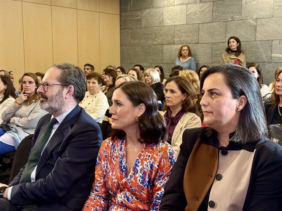 Adolfo Molina, junto a Patricia Gallego y Lourdes del Pino, en el acto de entrega de los 'Premios Córdoba avanza en Igualdad 2026'.