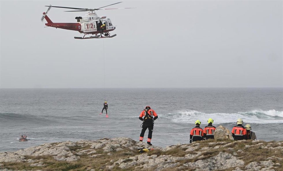 Equipos de rescate trabajan en el lugar de los hechos