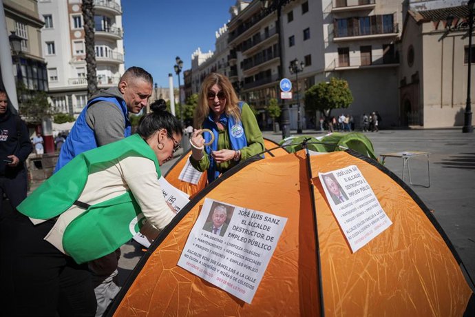 Imagen de participantes en la acampada convocada por el Comité de Empresa del Ayuntamiento de Sevilla en protesta contra la privatización del servicio. Imagen de archivo.