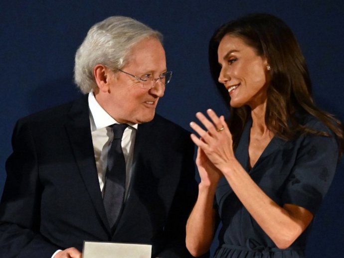 Fernando Ónega recibe Premio APM de Honor 2024 durante la entrega de los Premios de la Asociación de la Prensa de Madrid celebrados en el Auditorio Caja de Música CentroCentro, a 20 de mayo de 2025, en Madrid (España).