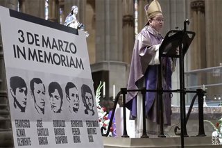 El obispo de Vitoria, Juan Carlos Elizalde, preside la misa 'in memorian' de los asesinados por el 3 de marzo de 1976