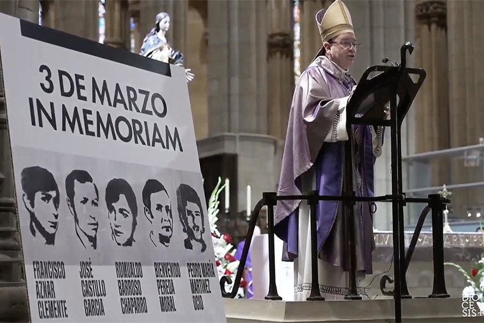 El obispo de Vitoria, Juan Carlos Elizalde, preside la misa 'in memorian' de los asesinados por el 3 de marzo de 1976