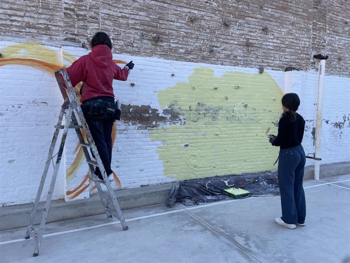 Archivo - Momento en el que se pinta el mural reivindicativo, por el Día Universal de los Derechos de los Niños, en uno de los centros socioeducativos de la Fundació Pere Tarrés