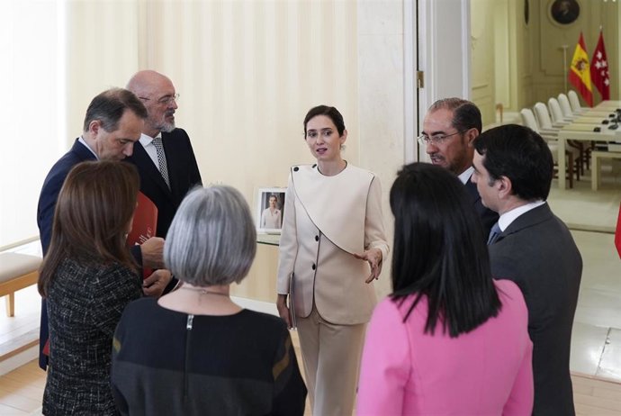 Firma del acuerdo entre la presidenta de la Comunidad de Madrid, Isabel Díaz Ayuso, y los seis rectores.