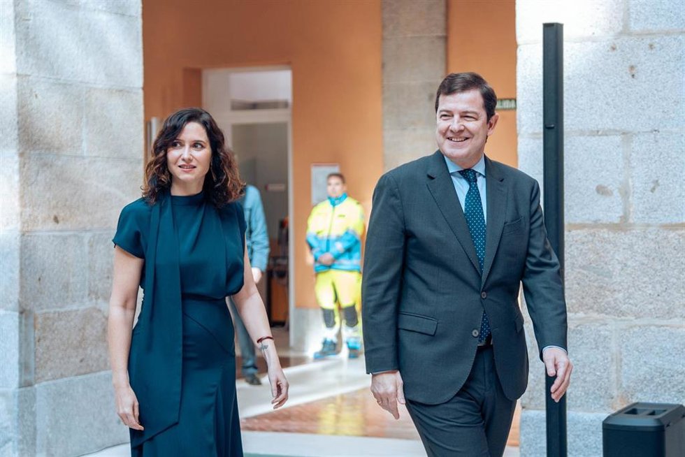 Archivo - (I-D) El presidente de la Junta de Castilla y León, Alfonso Fernández Mañueco, y la presidenta de la Comunidad de Madrid, Isabel Díaz Ayuso, a su llegada al pregón de la Semana Santa de Valladolid, en la Real Casa de Correos, a 18 de febrero d