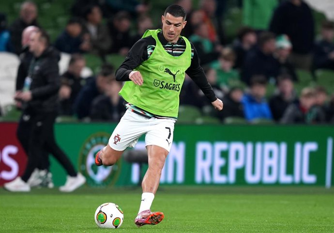 Archivo - 13 November 2025, Ireland, Dublin: Portugal's Cristiano Ronaldo warms up prior to the start of the 2026 FIFA World Cup European Qualifying Group F soccer match between Republic of Ireland and Portugal at the Aviva Stadium. Photo: Niall Carson/PA