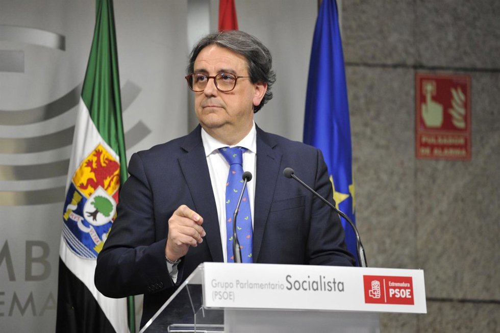El presidente del Grupo Parlamentario Socialista en la Asamblea de Extremadura, José María Vergeles, ofrece una rueda de prensa