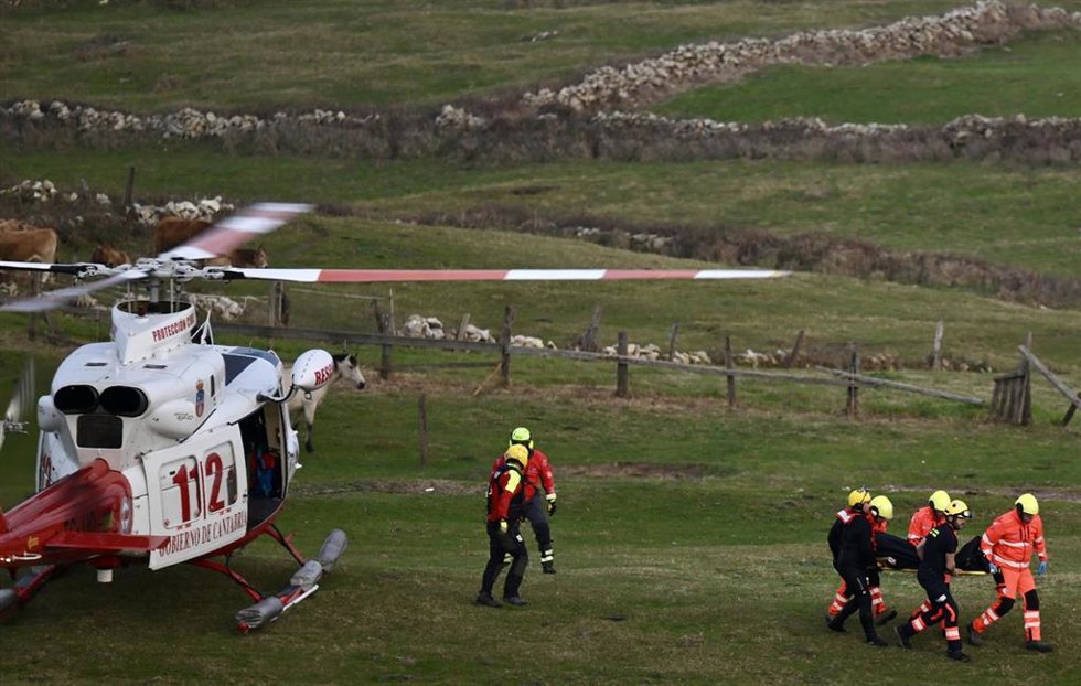 Equipos de rescate trabajan en el lugar de los hechos, a 3 de marzo de 2026, en Santander, Cantabria (España).