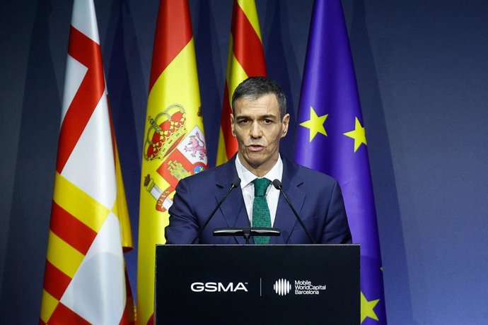 O presidente do Governo, Pedro Sánchez, intervém durante o jantar oficial de inauguração do Mobile World Congress (MWC) Barcelona 2026, no Museu Nacional de Arte da Catalunha, em 1 de março de 2026, em Barcelona, Catalunha (Espanha). O Mobile Congre