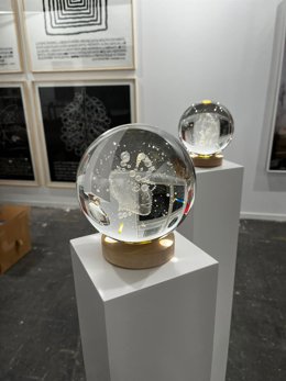 La autora Marina Núñez firma 'Esferas de cristal grabadas con láser', donde utiliza la IA