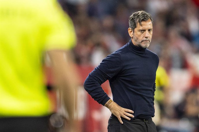 Archivo - Arquivo - Quique Sanchez Flores, treinador principal do Sevilla FC, assiste ao jogo da liga espanhola, LaLiga EA Sports, disputado entre o Sevilla FC e o Granada CF no estádio Ramon Sanchez-Pizjuan, em 5 de maio de 2024, em Sevilha, Espanha.