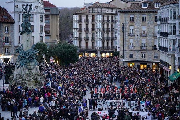 Llegada de la cabecera de la manifestación por las víctimas del 3 de marzo a la Virgen Blanca