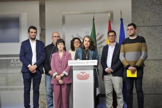 Los diputados de Unidas por Extremadura tras la intervención de María Guardiola en el debate de investidura