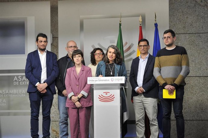 Los diputados de Unidas por Extremadura tras la intervención de María Guardiola en el debate de investidura