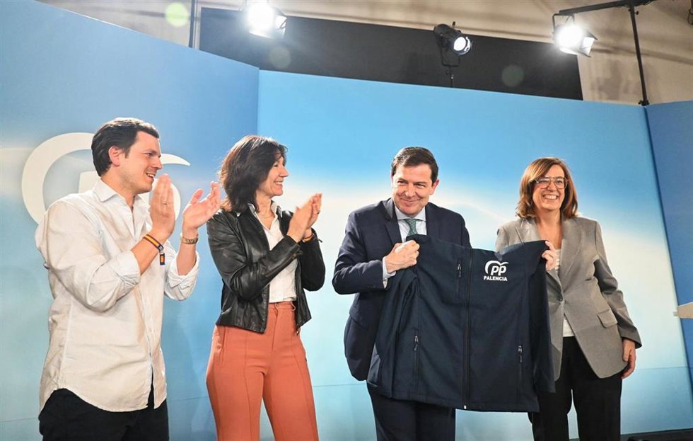El candidato a la reelección como presidente de la Junta de Castilla y León, Alfonso Fernández Mañueco (2d), participa en un acto de campaña en el Centro Cultural de Palencia, a 3 de marzo de 2026, en Palencia, Castilla y León (España). El candidato del