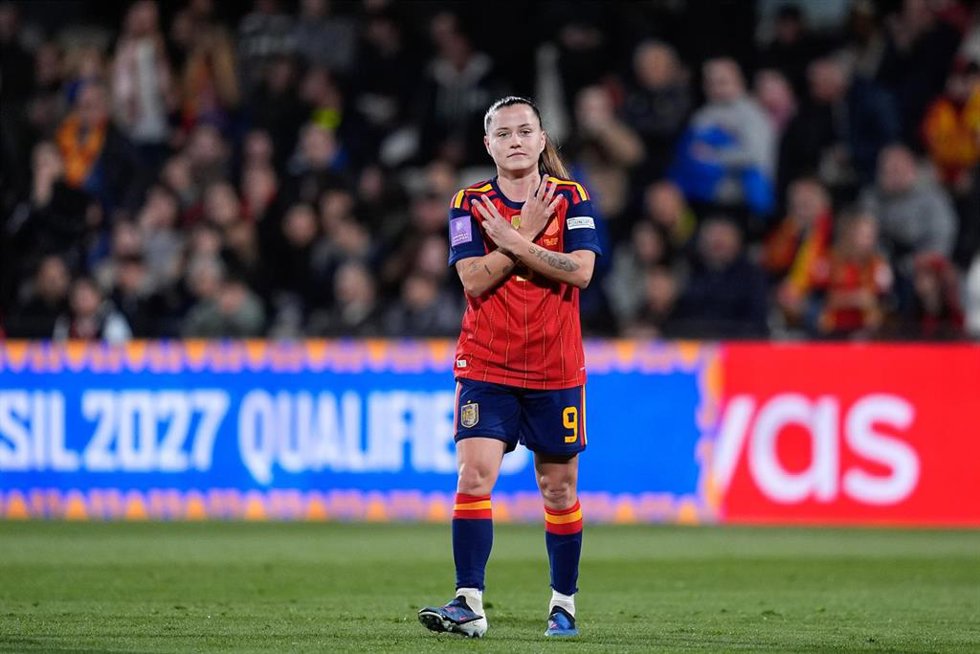 Cludia Pina celebra un gol con la selección española.