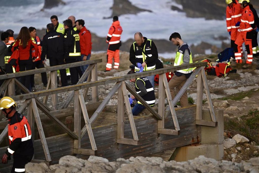 Servicios de emergencias trabajan en el lugar de los hechos, a 3 de marzo de 2026, en Santander, Cantabria (España).  