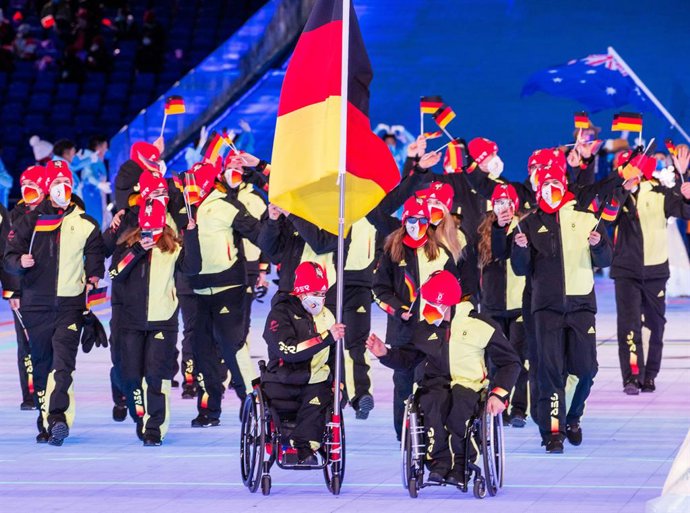Archivo - 04 March 2022, China, Beijing: Anna-Lena Forster and Martin Fleig, flag bearers of Germany, enter the stadium with their team during the opening ceremony of Beijing 2022 Winter Paralympic Games at the Beijing Olympic Stadium "Bird's Nest". Photo