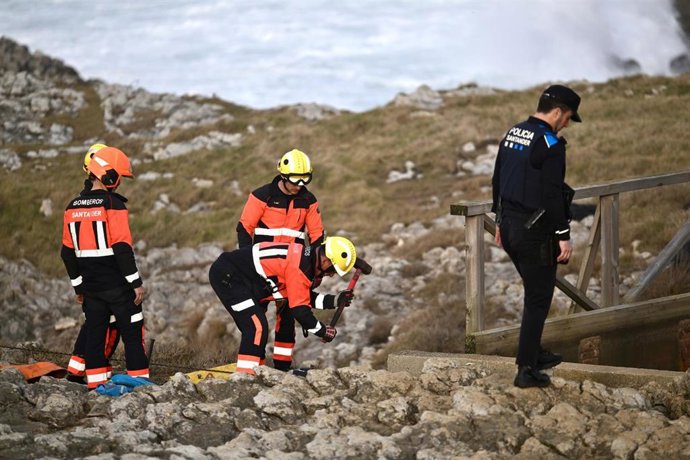Equipos de rescate trabajan en el lugar de los hechos, a 3 de marzo de 2026, en Santander, Cantabria (España).  