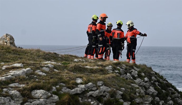Equipos de rescate trabajan en el lugar de los hechos, a 3 de marzo de 2026, en Santander, Cantabria (España).  