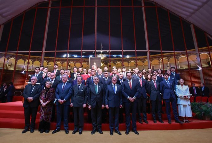 El consejero de Sanidad, Presidencia y Emergencias, Antonio Sanz, preside la foto de familia durante la entrega de los Premios Taurinos y Universitarios de la Real Maestranza de Sevilla.   