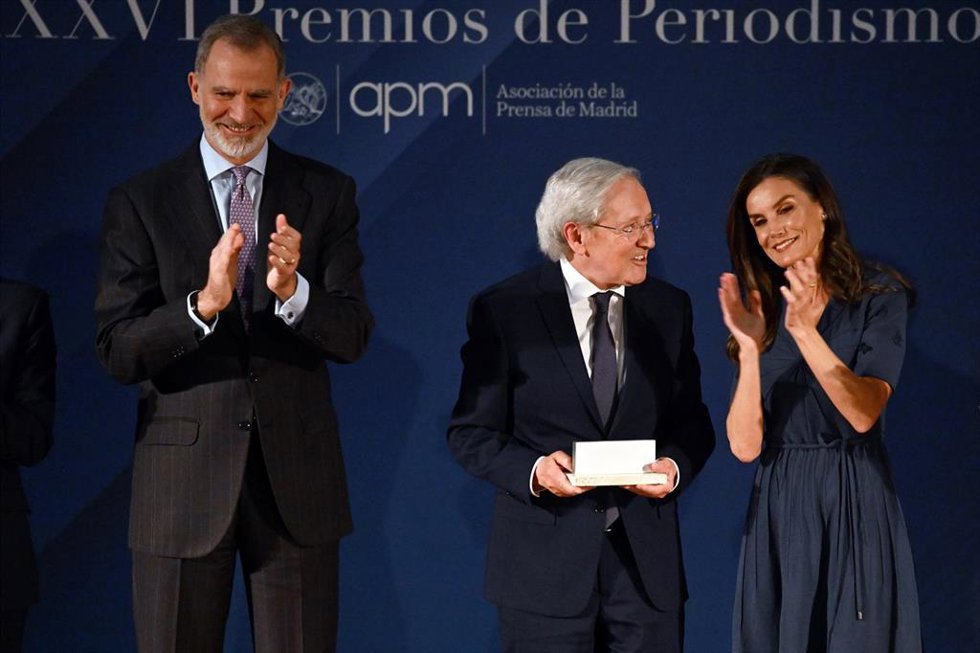 Archivo - Fernando Ónega recibe Premio APM de Honor 2024 junto a los Reyes.