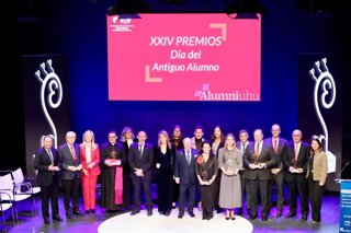 La consejera de Inclusión Social, Juventud, Familias e Igualdad, Loles López, en la entrega de los Premios del Día del Antiguo Alumno 2026 de la UHU.