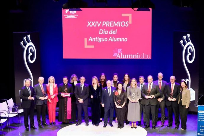 La consejera de Inclusión Social, Juventud, Familias e Igualdad, Loles López, en la entrega de los Premios del Día del Antiguo Alumno 2026 de la UHU.